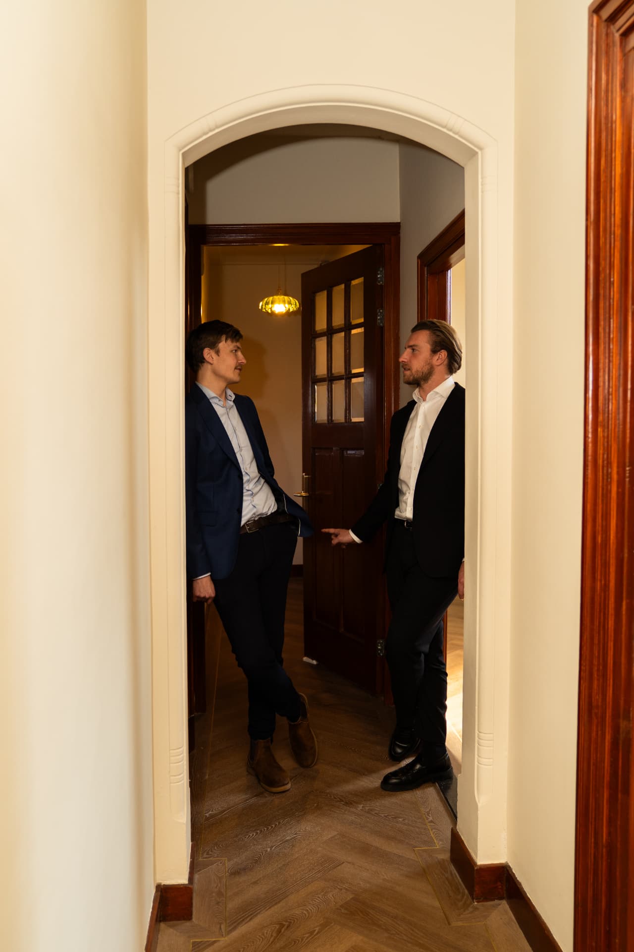 Toine en Jelle in overleg in het Unvolt-kantoor