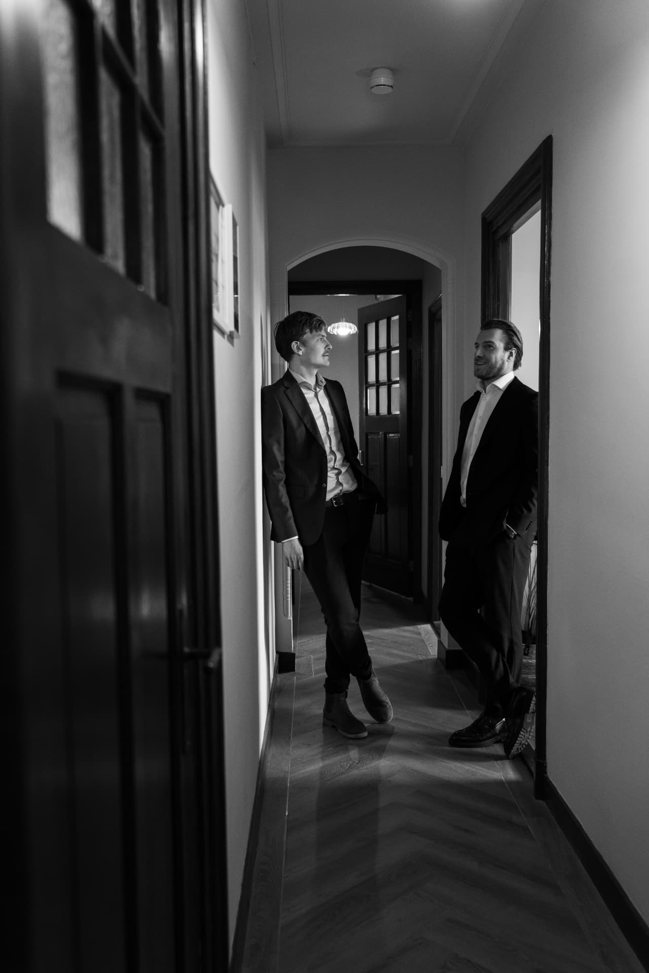 Toine en Jelle in gesprek in de gang