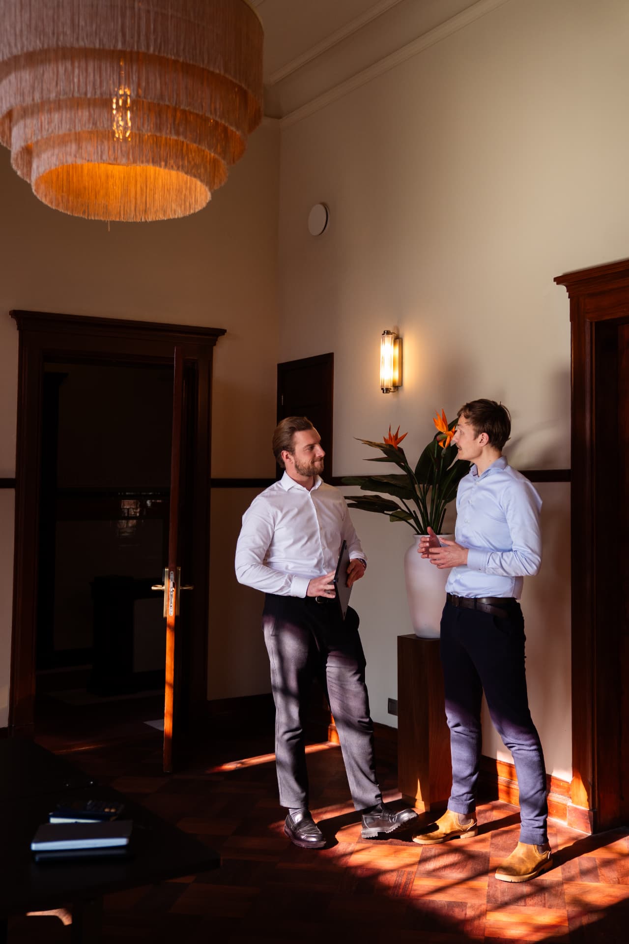 Toine van Urk en Jelle Bruinsma in gesprek in de hal van het Unvolt-kantoor