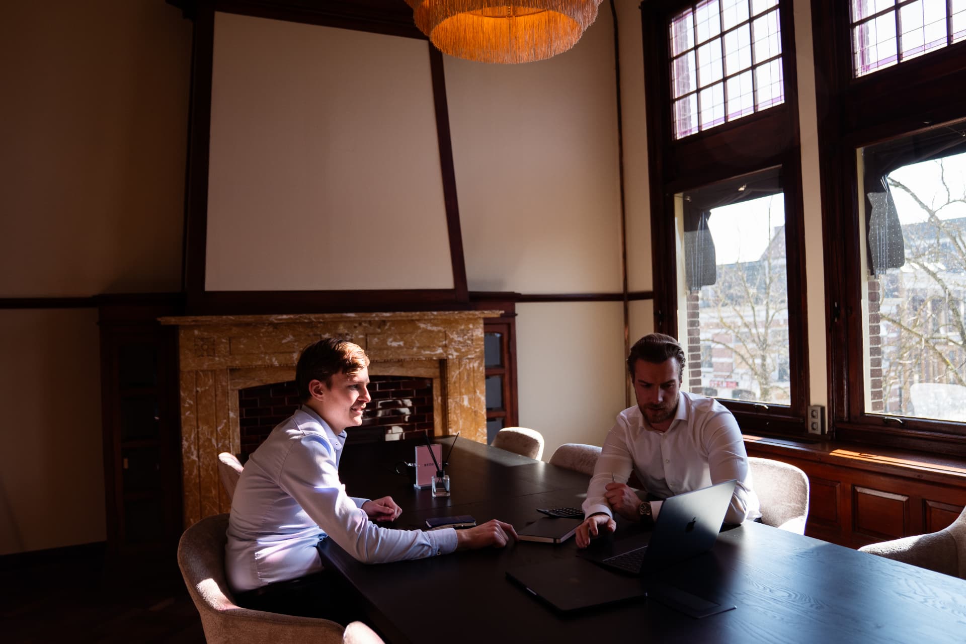 Toine en Jelle in overleg aan de schouwtafel